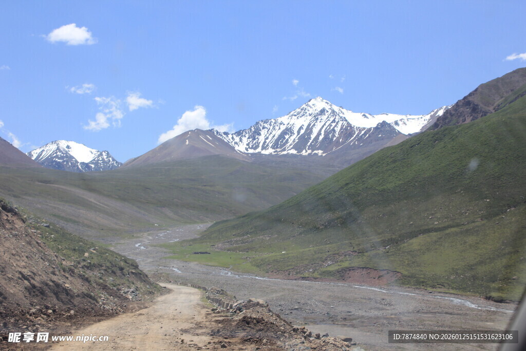 山间土路 远处雪山美景