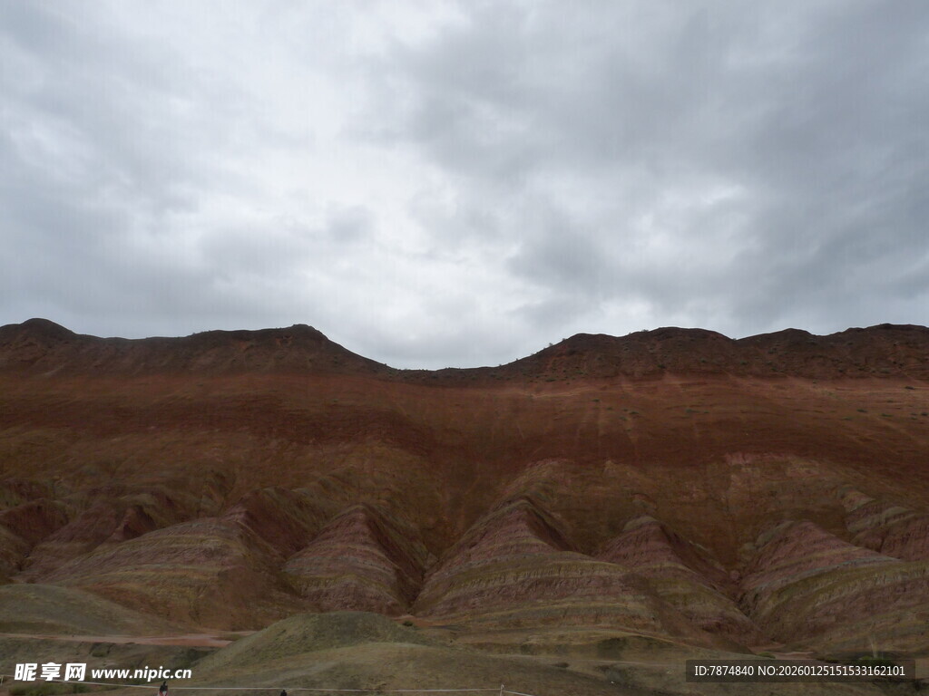 阴天下的多彩山峦