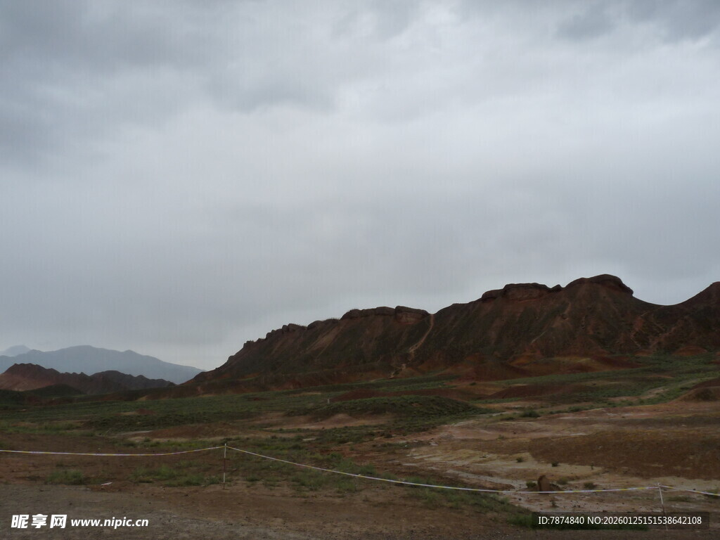 荒漠中的赤色山峦