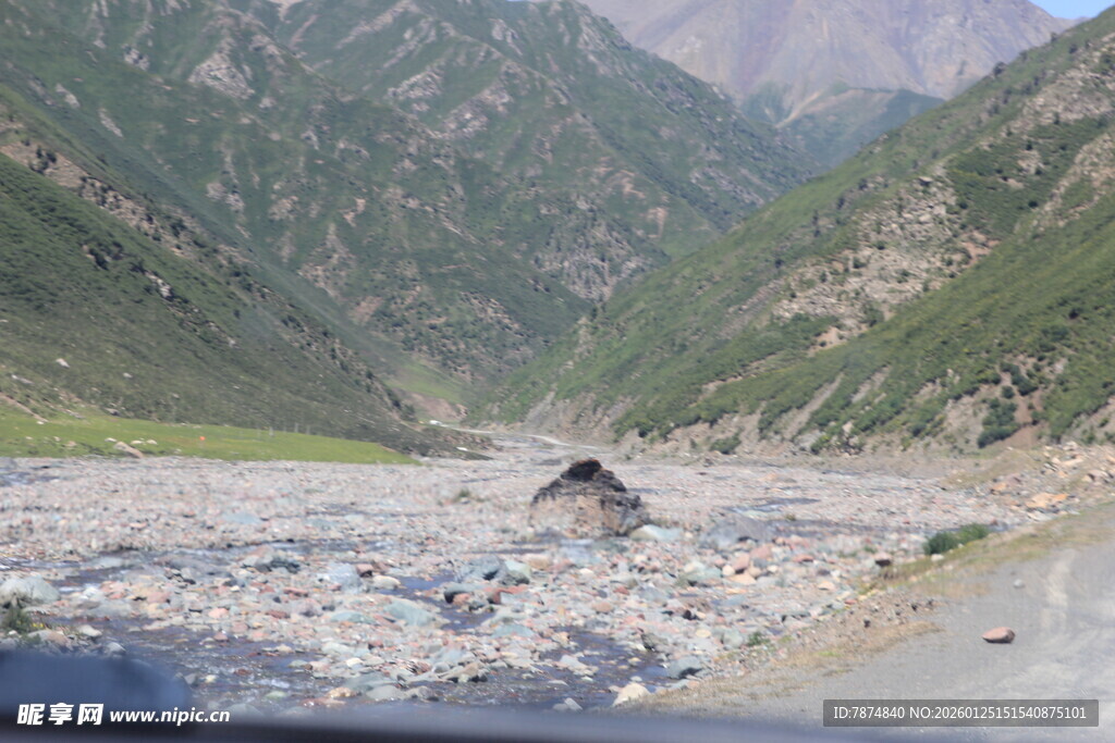 山间碎石河滩风景