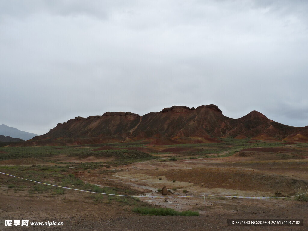 荒凉山丘下的开阔地貌