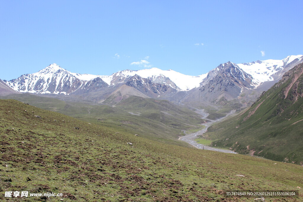 雪山下的开阔山间美景