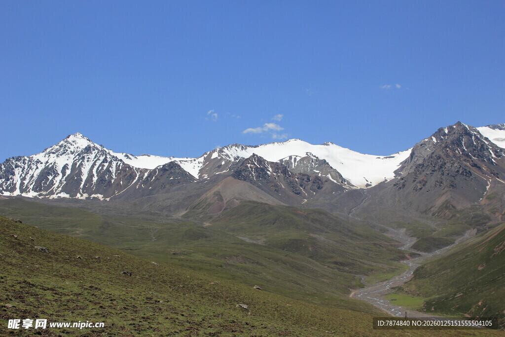 雪山下的蜿蜒山路