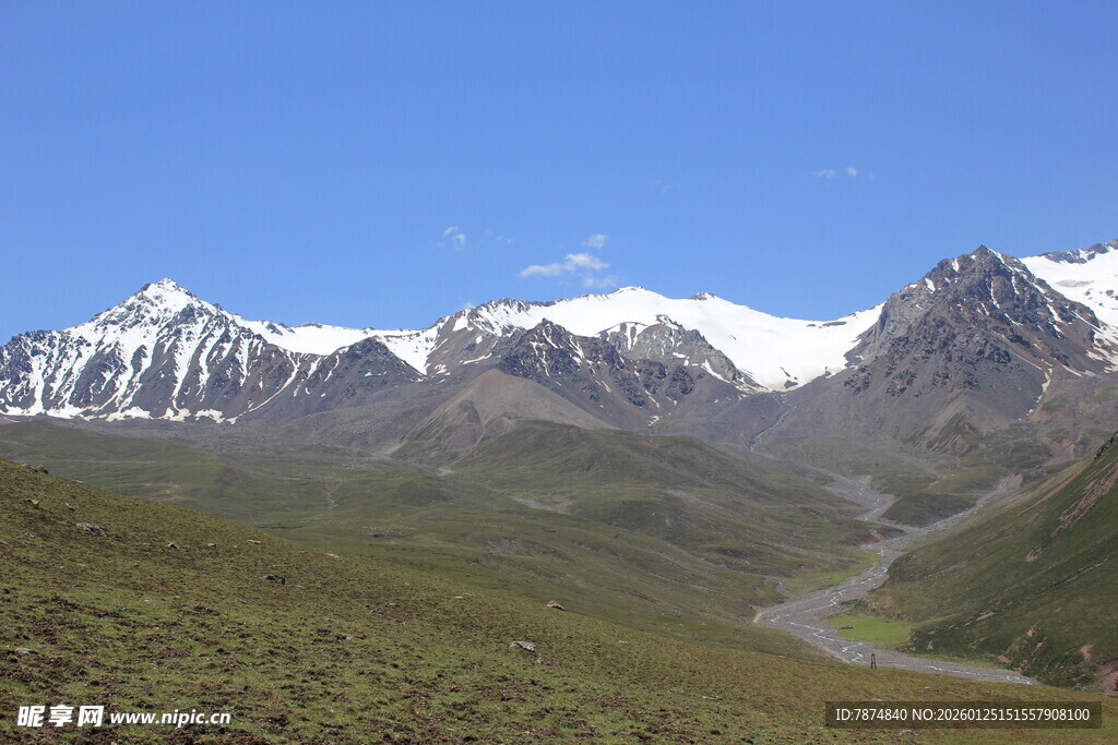 雪山下的蜿蜒山谷