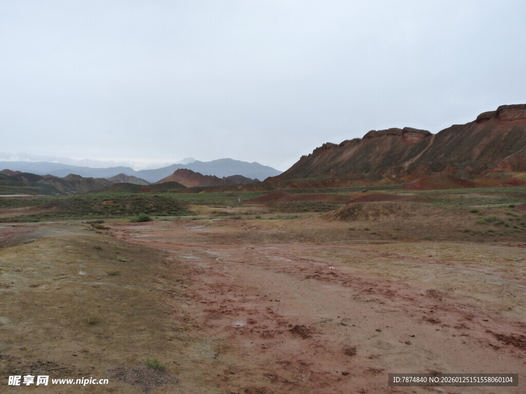 荒凉红土地与远山景象