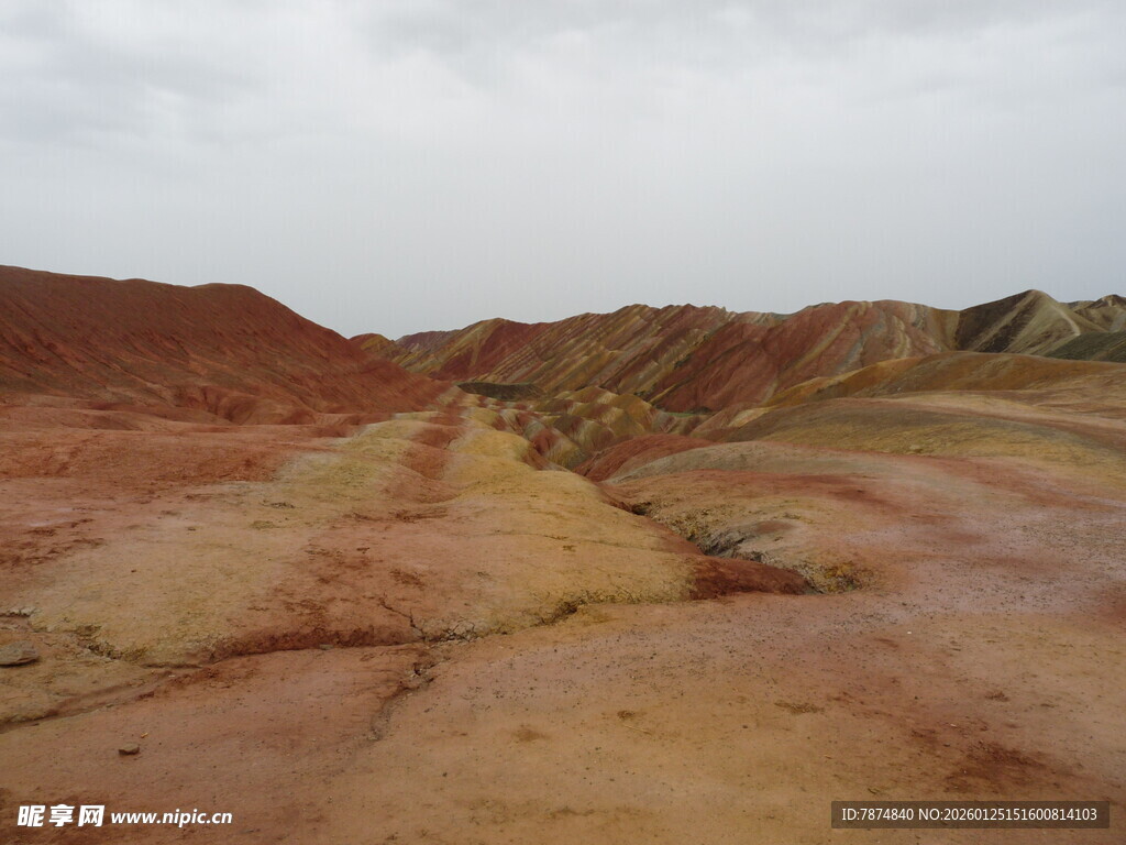 七彩斑斓的壮美丹霞地貌