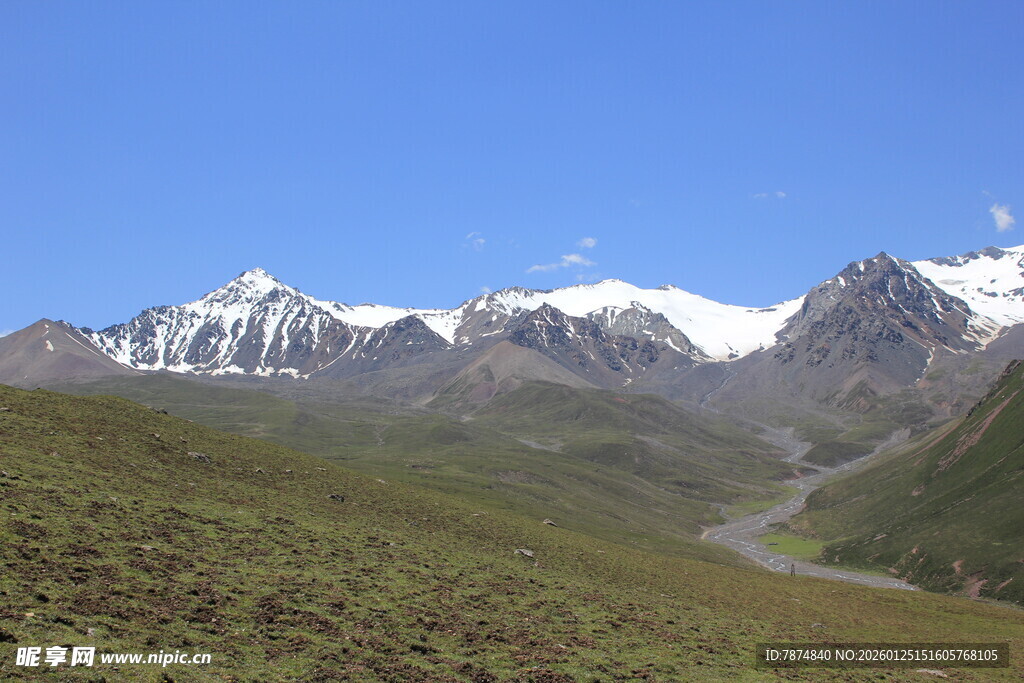 雪山下的翠绿山谷