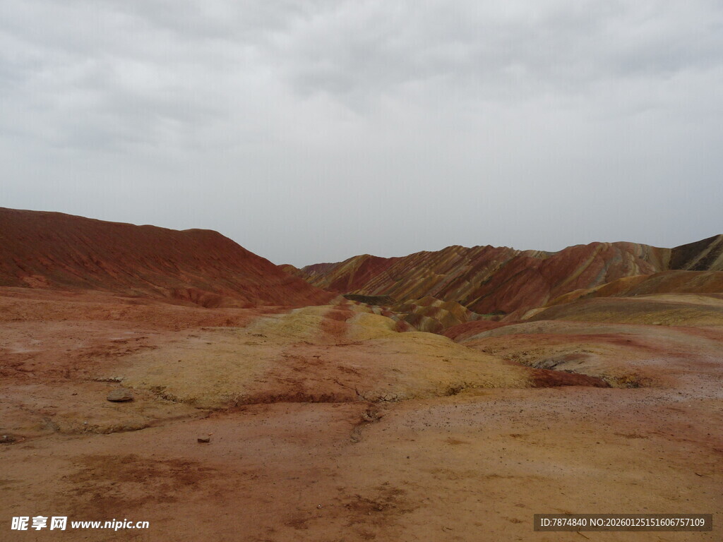 七彩斑斓的荒漠景观