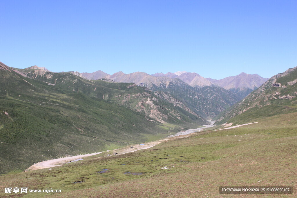 山间开阔美景 绿意盎然
