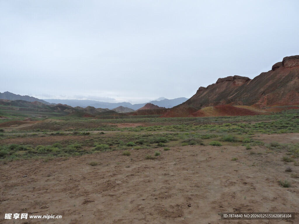 荒凉旷野中的赤红山峦