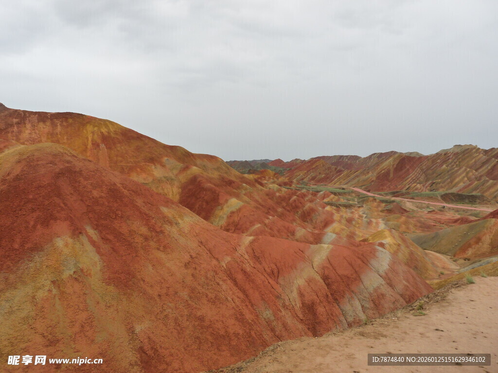 七彩斑斓的壮丽丹霞地貌