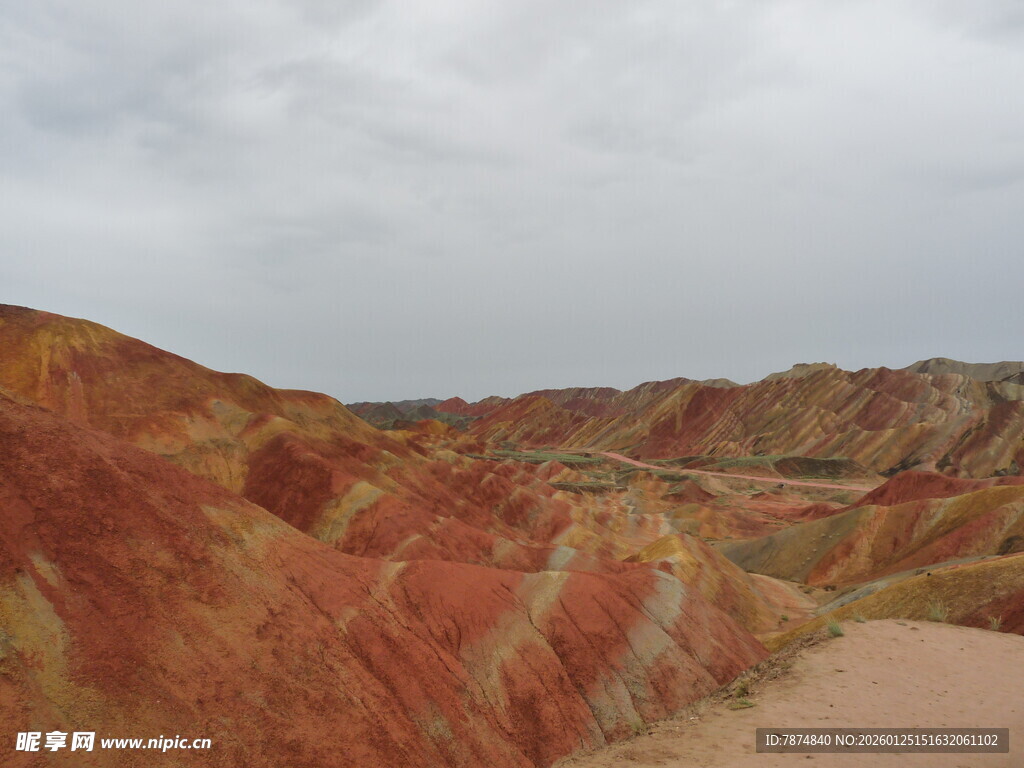 七彩斑斓的丹霞地貌景观