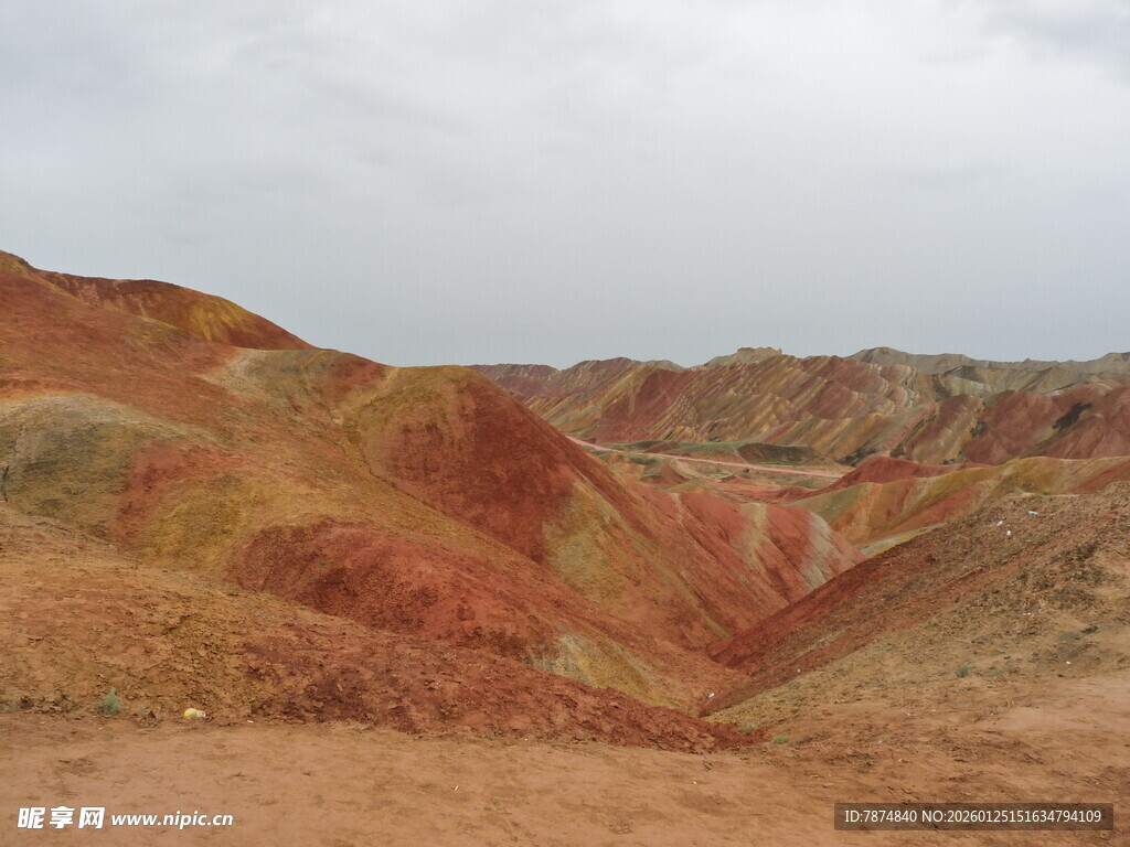七彩斑斓的壮丽丹霞地貌