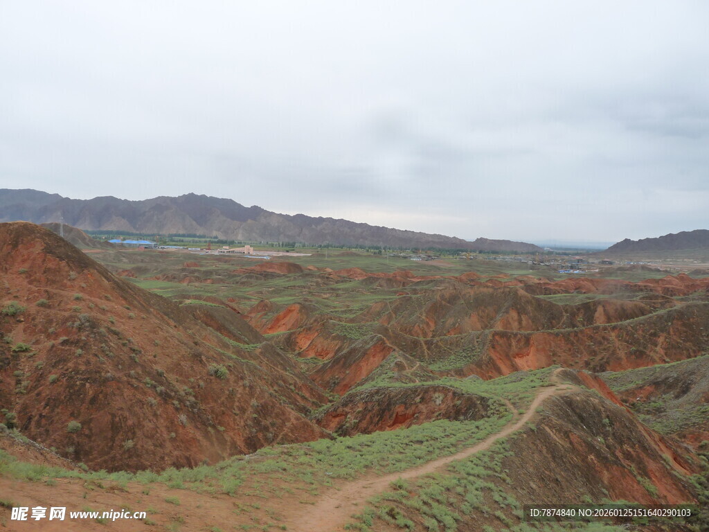 红土山丘间的蜿蜒小路