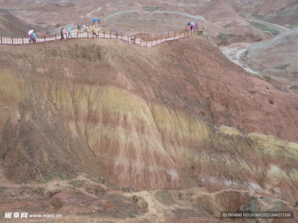 七彩斑斓的山坡景观