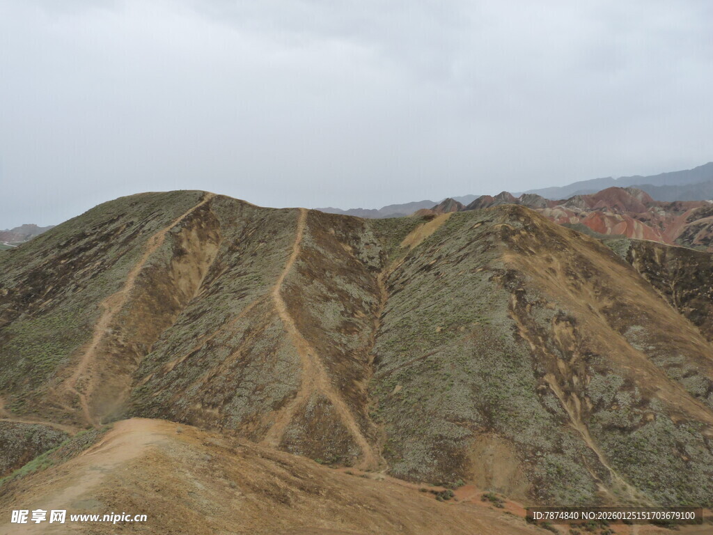俯瞰多彩山峦地貌