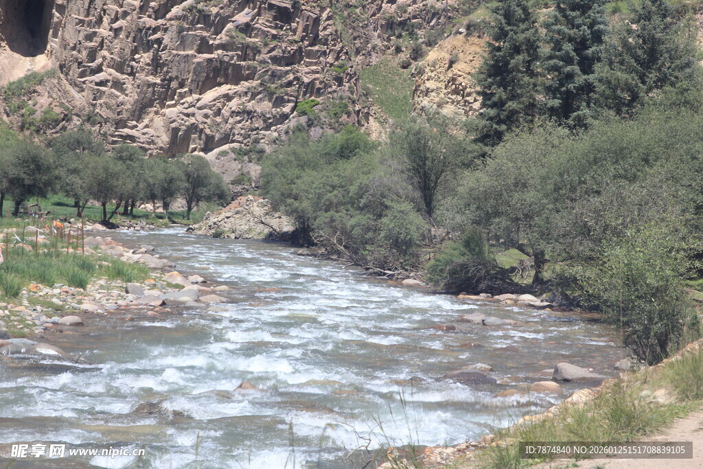 山间湍急溪流与葱郁植被