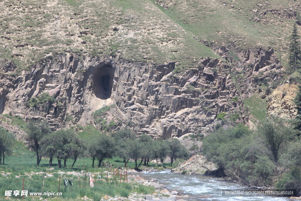 山间洞穴旁的溪流与绿植