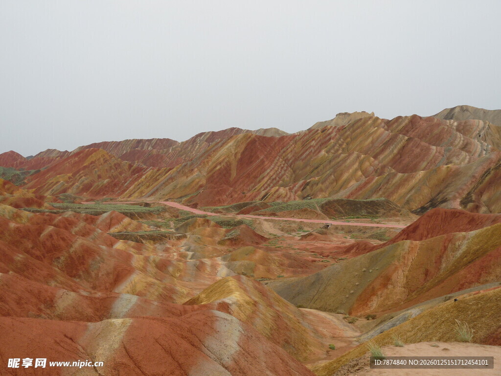 七彩斑斓的壮丽丹霞地貌