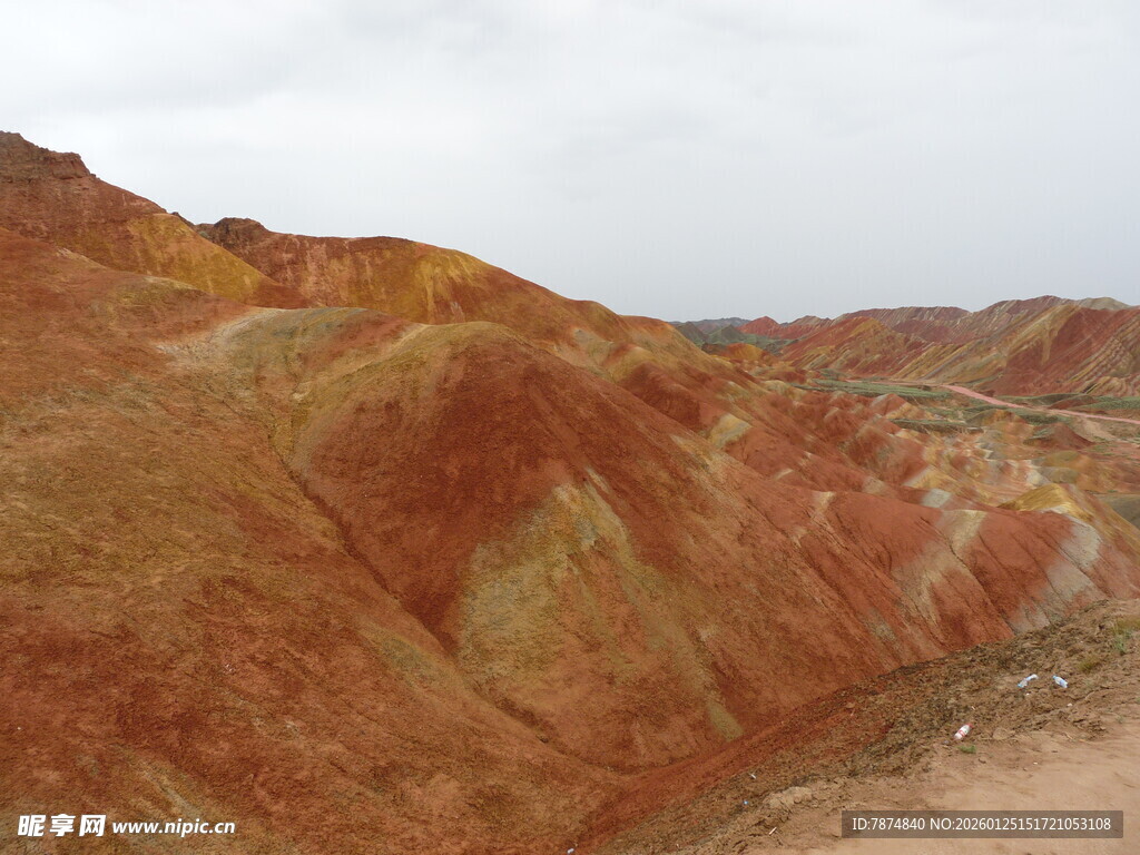 七彩斑斓的壮丽丹霞地貌