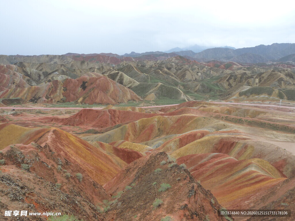 七彩斑斓的丹霞地貌景观