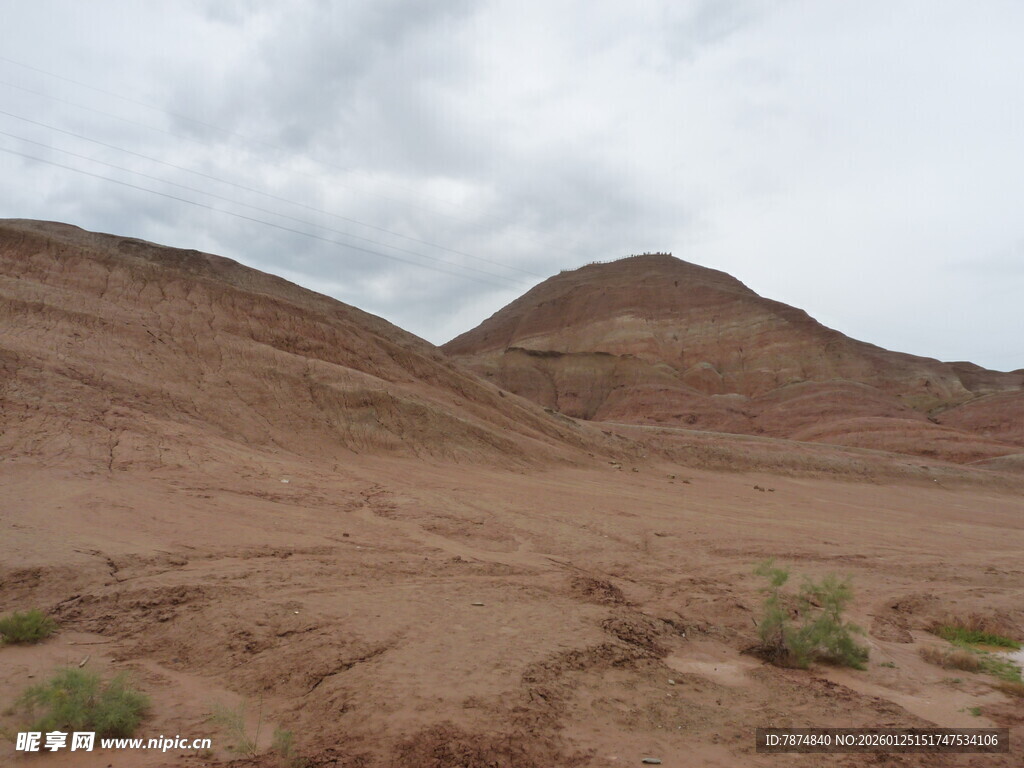 荒凉壮阔的山丘地貌