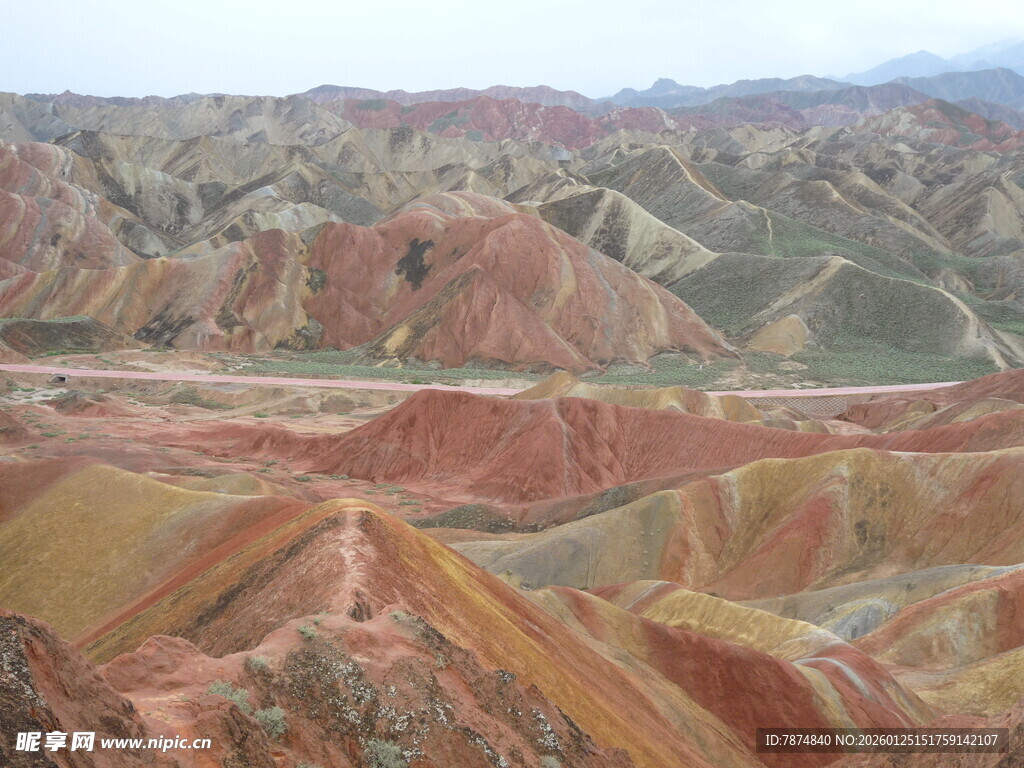 七彩斑斓的丹霞地貌景观