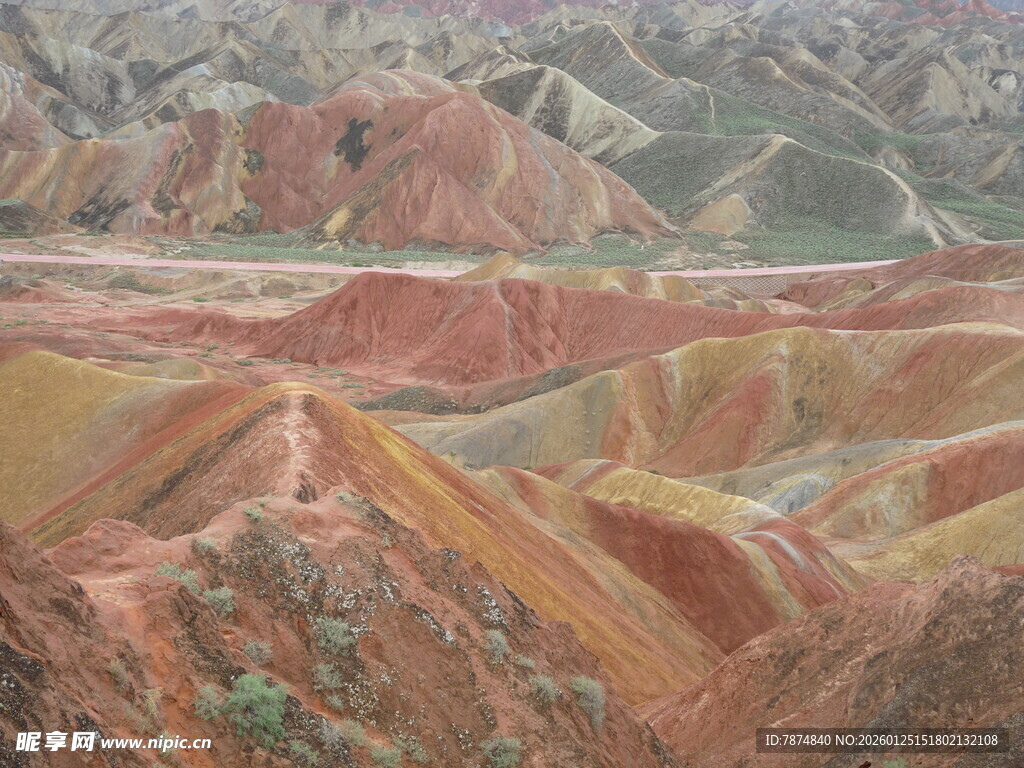 七彩斑斓的壮丽丹霞地貌