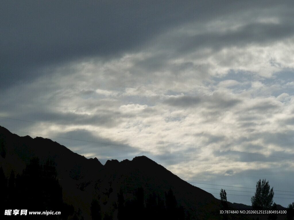 山峦之上的多云天空