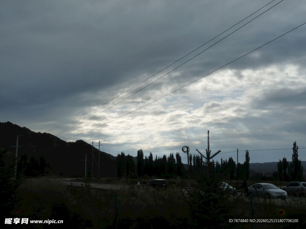 阴云笼罩下的山野风光