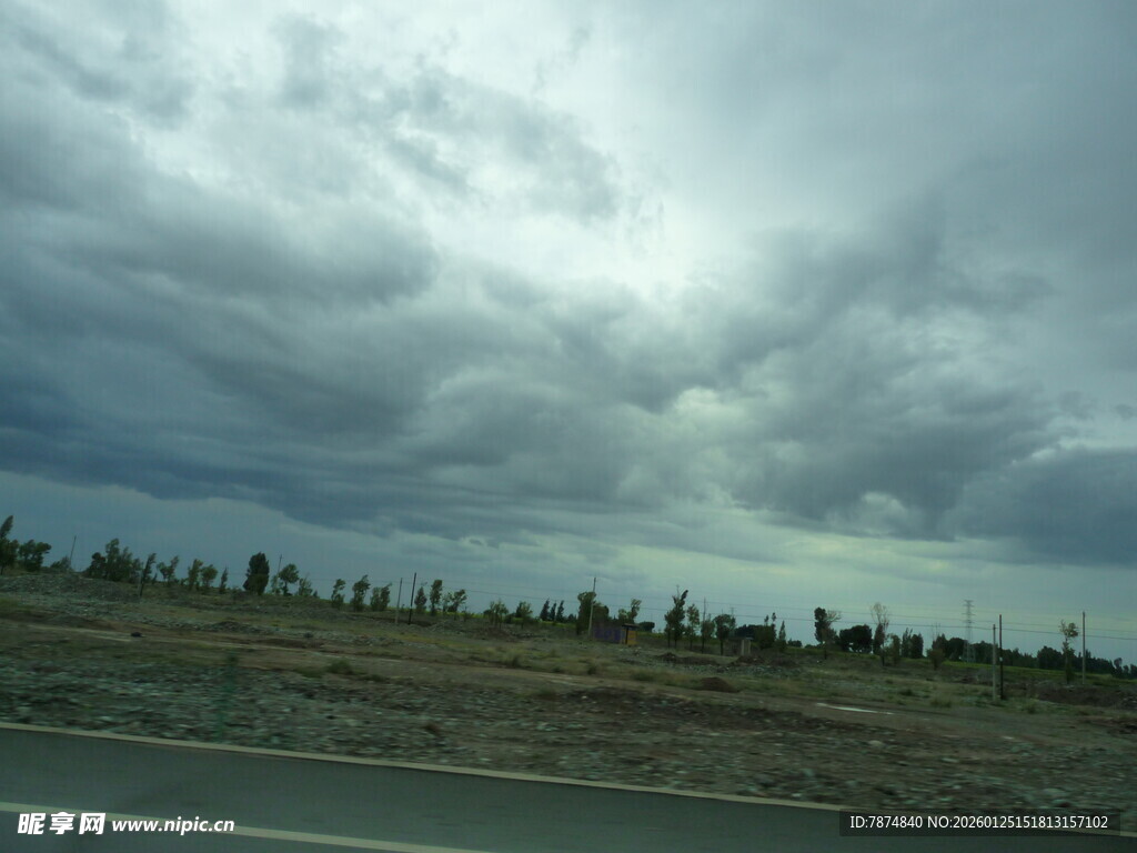 乌云笼罩下的公路风景