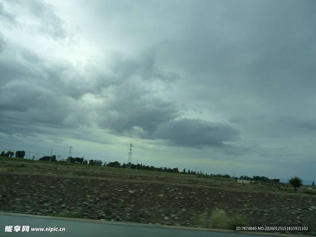 阴云笼罩的广袤田野