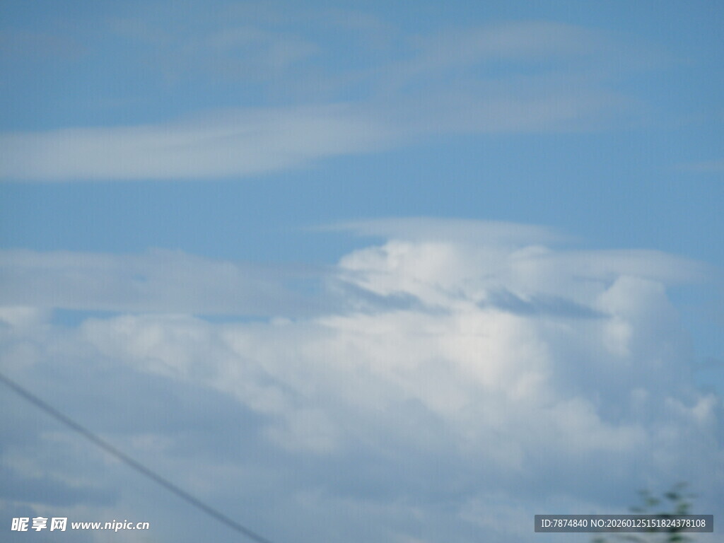 蓝天中的蓬松白云