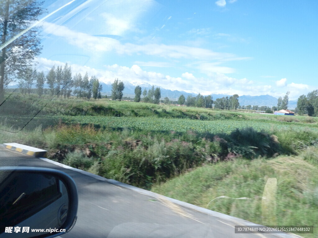 车窗外的乡村公路风景