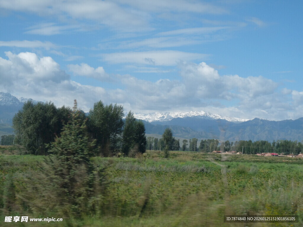 草原风光与远处山峦