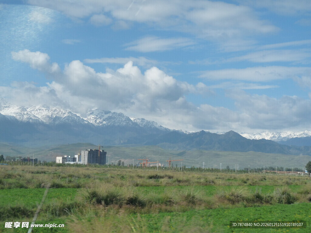 草原上的小屋与远山风景