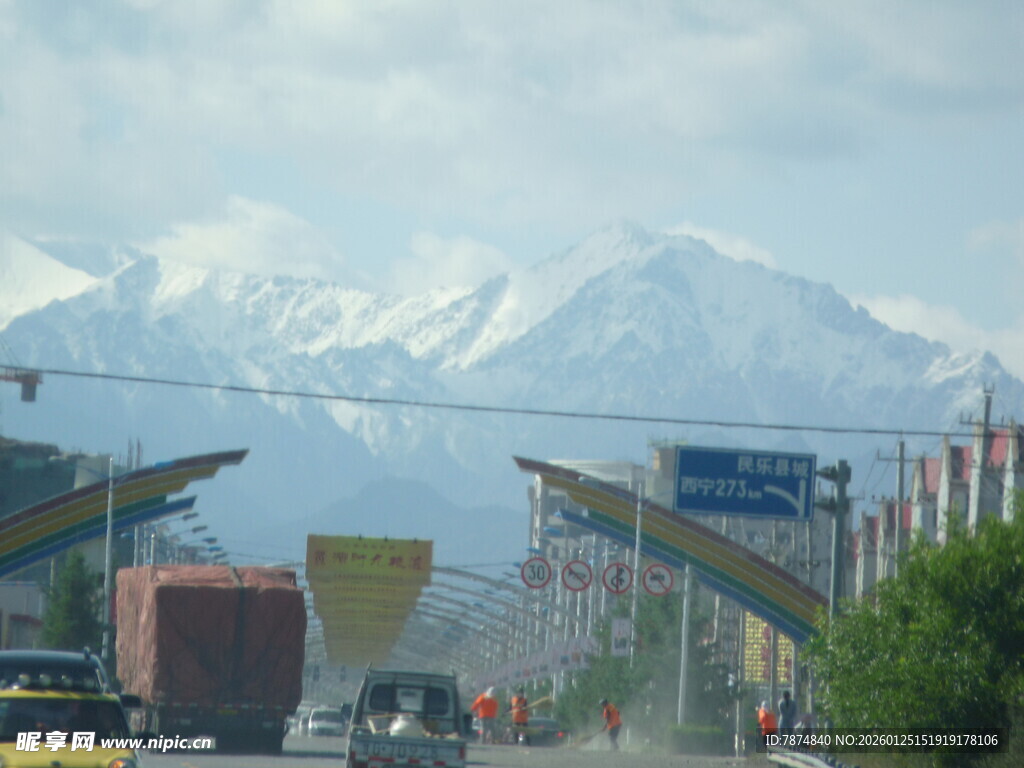 公路风景 远山与行进车辆