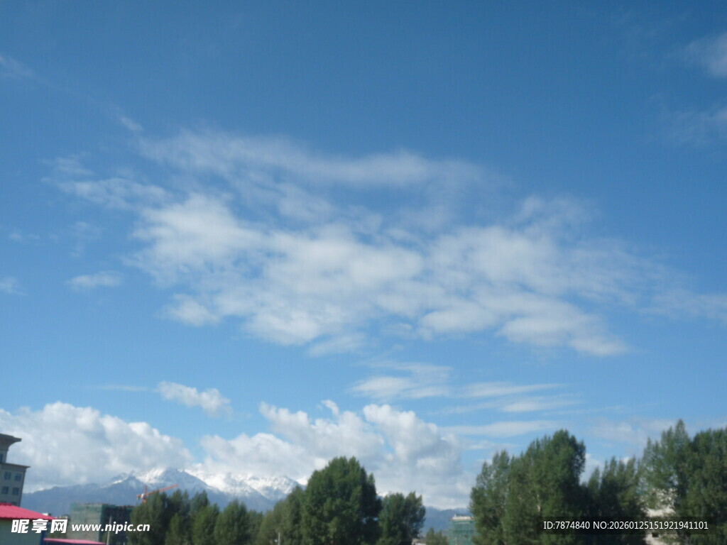 蓝天白云下的城市风景