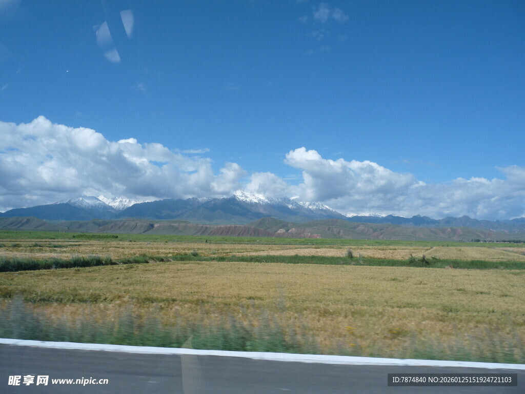 公路边的旷野与远山美景