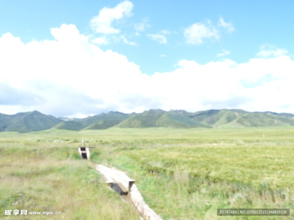 草原小径上的徒步之旅