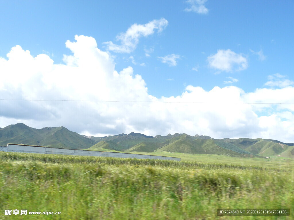 草原蓝天远山美景