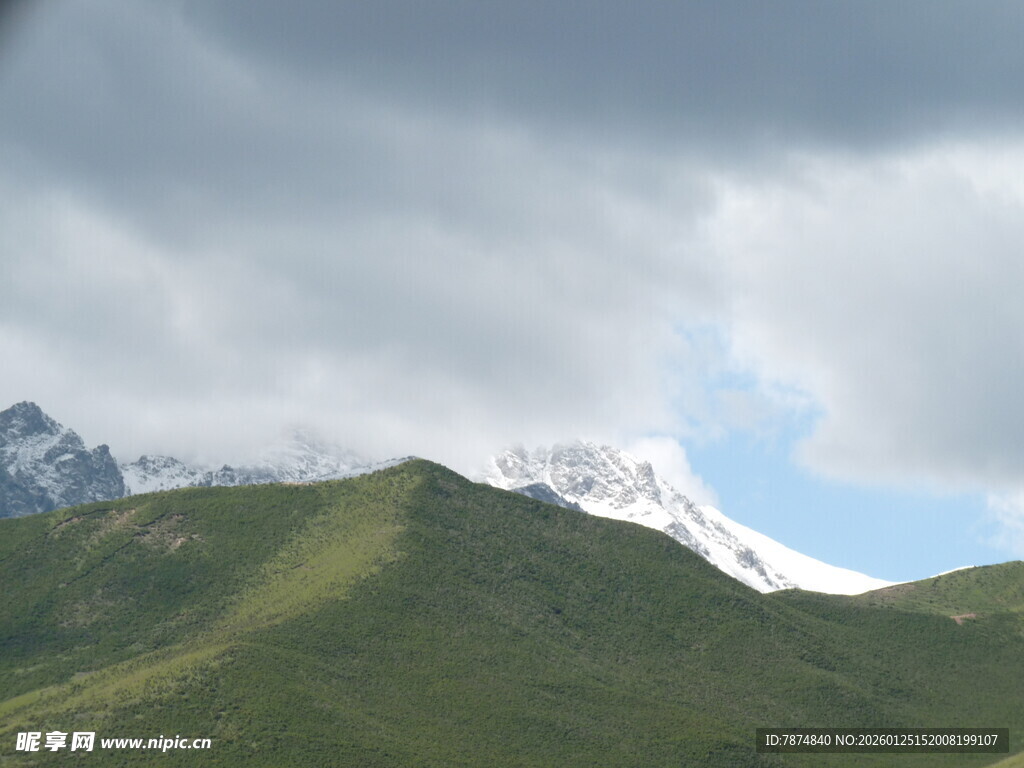 青山覆雪的壮美自然景观