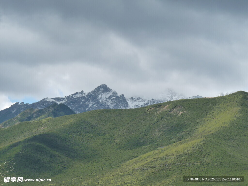 青山环绕的巍峨雪山