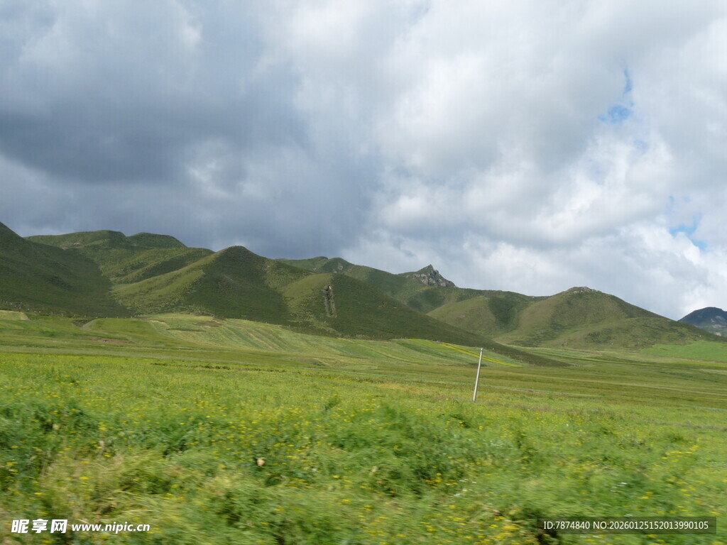 草原山峦间的壮美风光