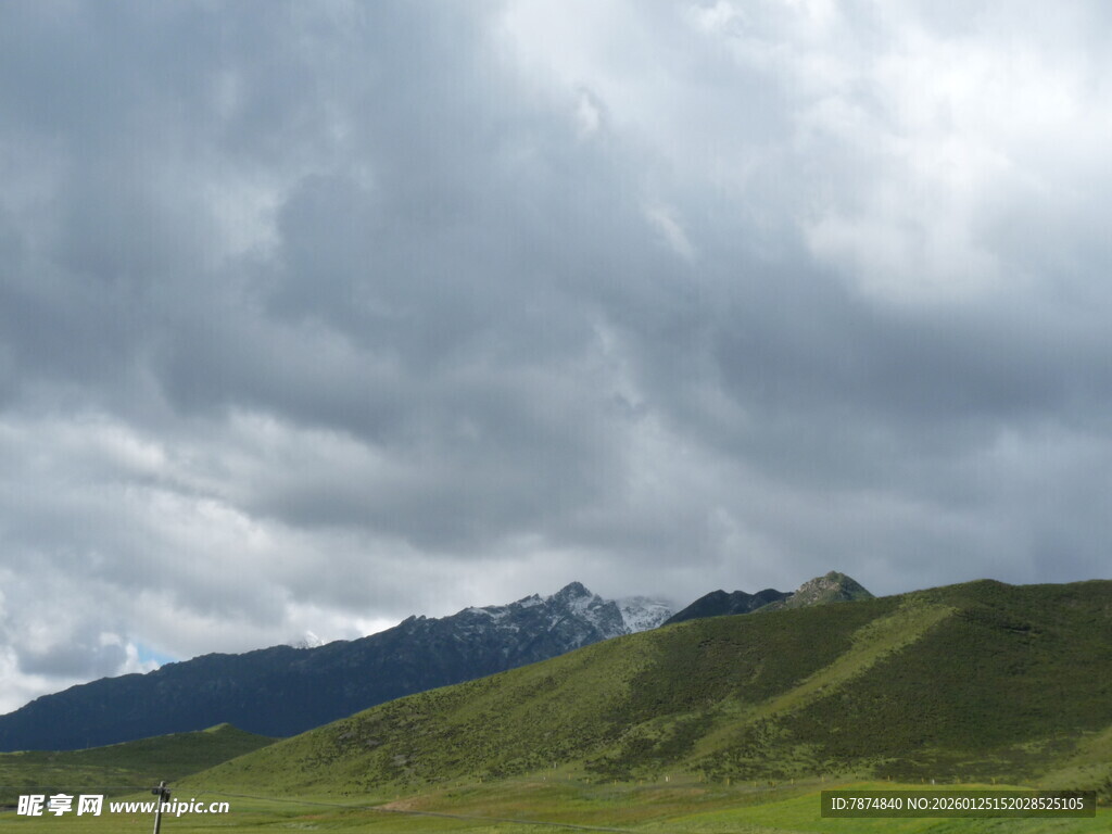 草原山峦间的多云景致