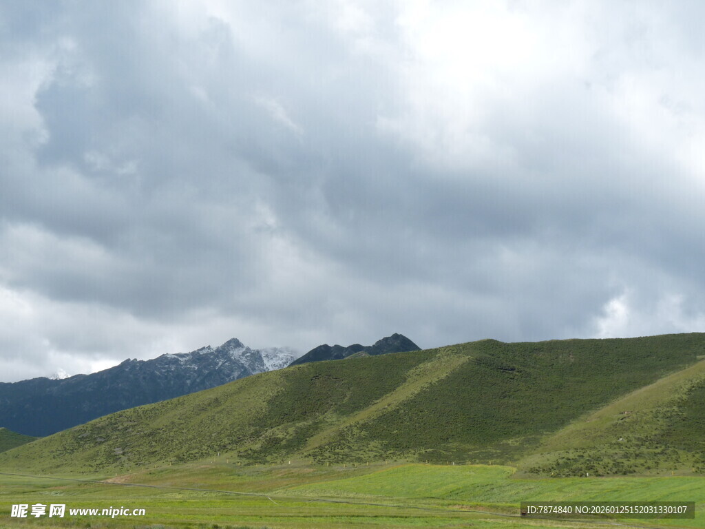 草原山峦间的多云景致