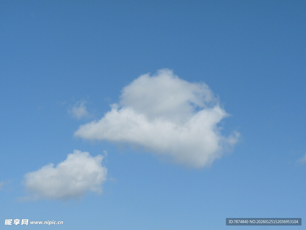 蓝天下的洁白云朵
