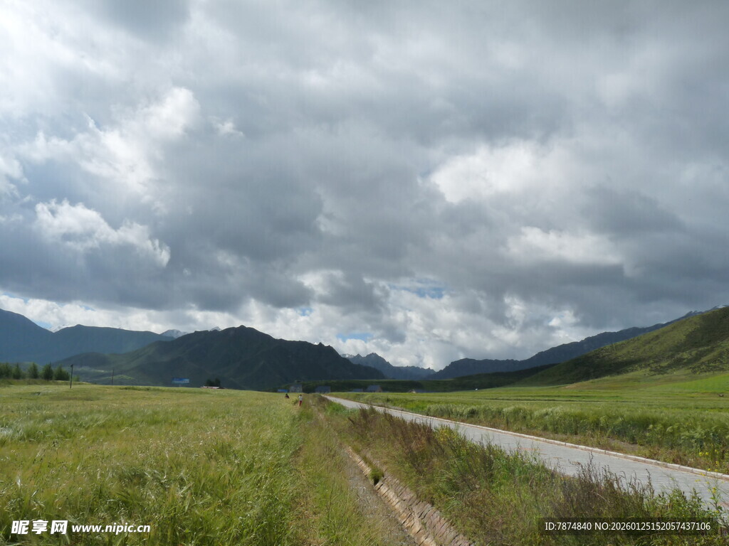 草原公路 云下的自然美景