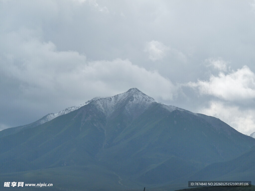 云雾缭绕的巍峨山峰