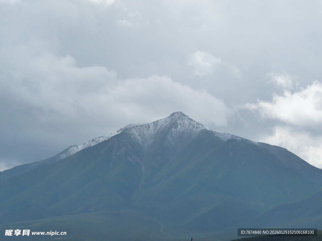云雾缭绕的巍峨山峰